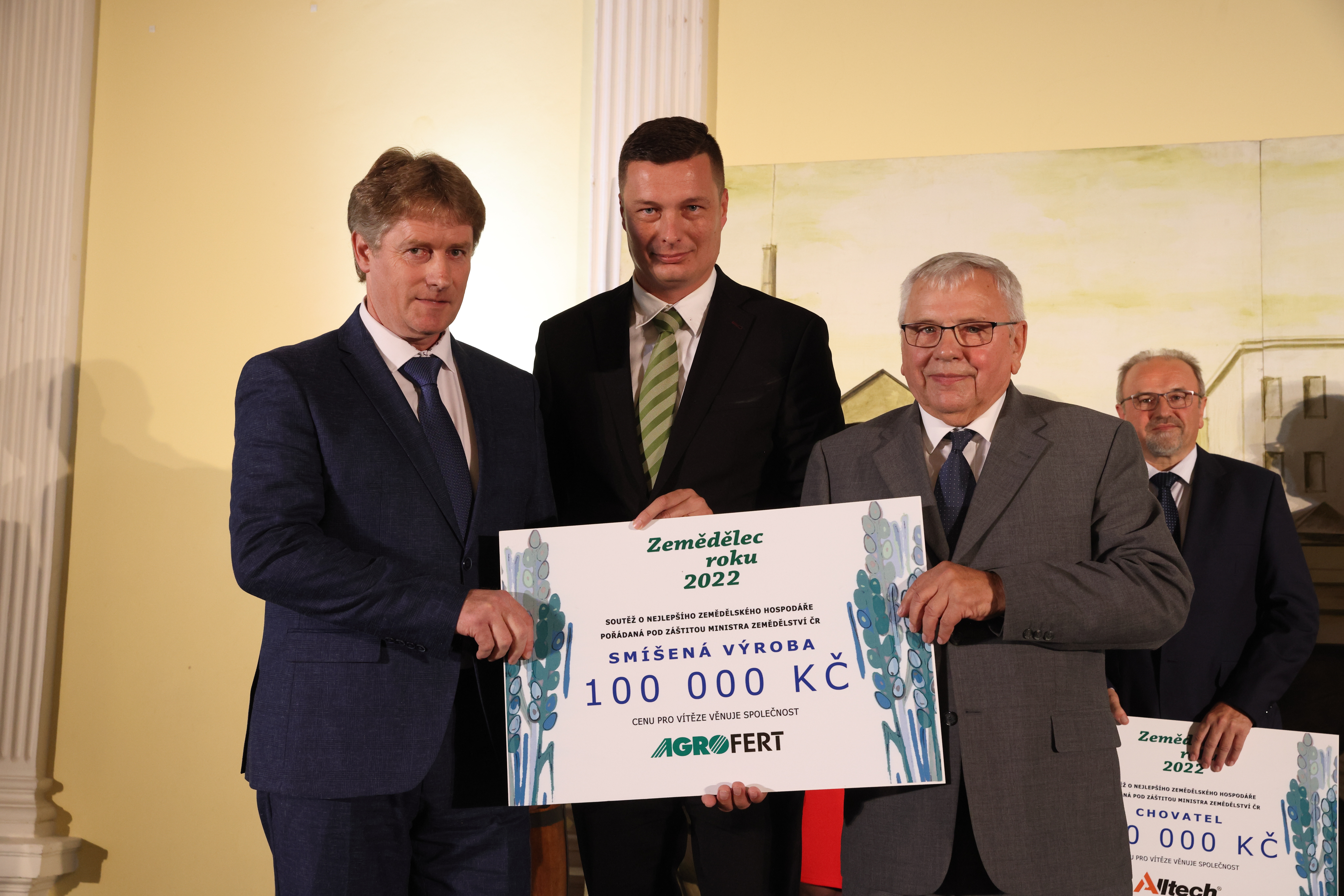 Milan Škvor předává cenu na soutěži Zemědělce roku v&nbsp;kategorii Smíšená výroba